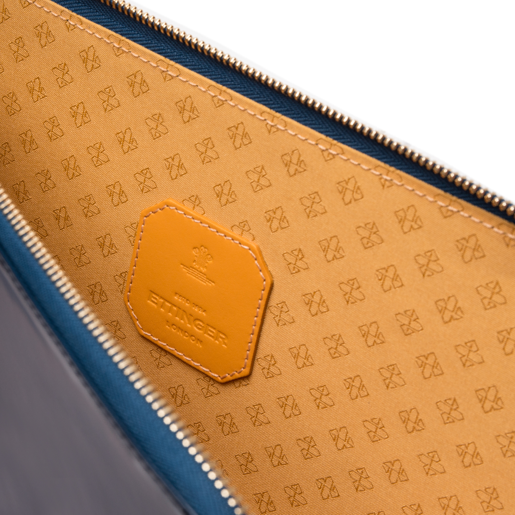 BRIDLE HIDE Medium Zip Pouch - Image 15